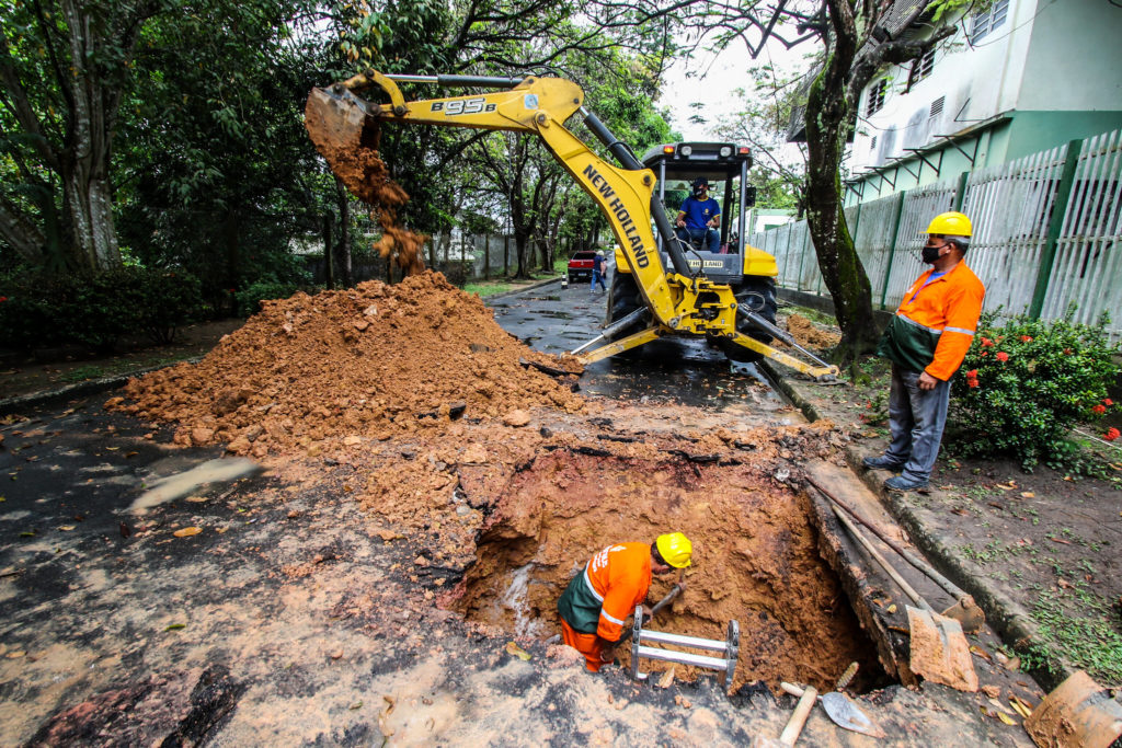 Durante a semana, as equipes de obras da Seminf, que atuam no distrito da zona Sul, dão continuidades às ações de tapa-buraco, drenagens profundas e superficiais, desobstrução de bueiros entupidos com o acúmulo de lixo doméstico, entre outros.