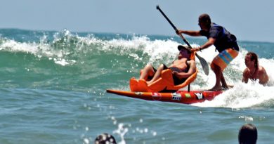 Evento promove surfe para pessoas com deficiência