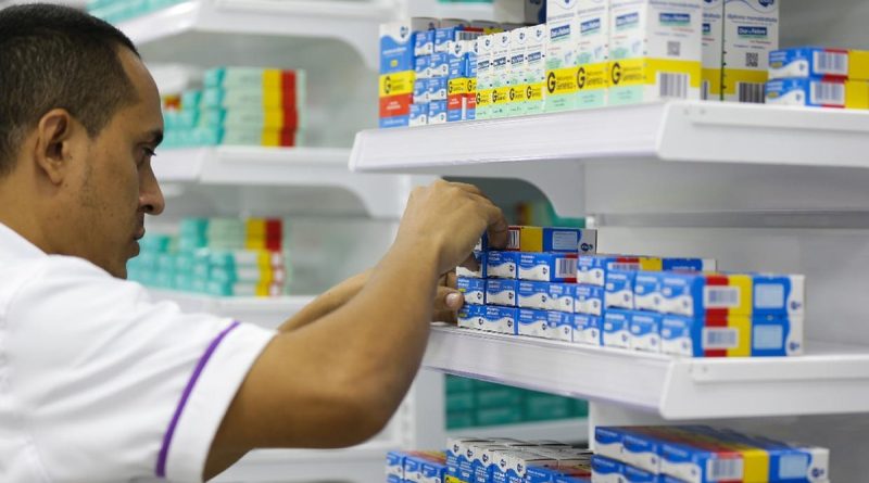 Farmácias sobrevivem à concorrência contra drogarias