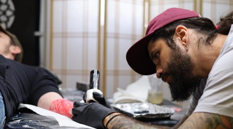 Brasileiro vence diversos prêmios de tatuagem na Flórida