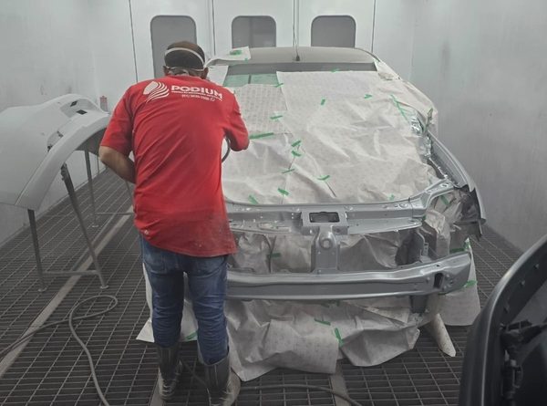 Ambiente controlado garante qualidade na pintura automotiva