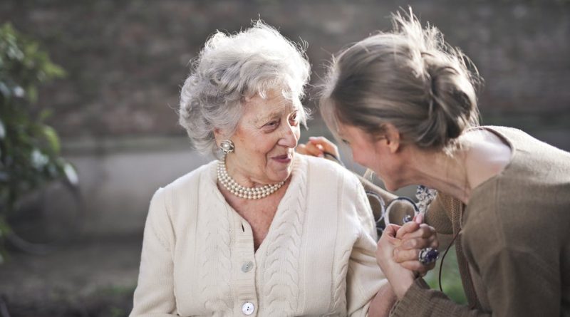 Setembro Lilás: lei garante cuidado integral ao Alzheimer