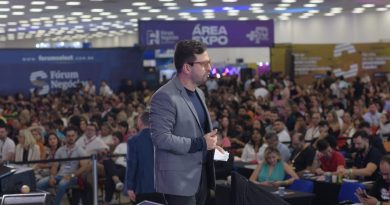 Jean Valério, CEO do Fórum Negócios, autografa na 27ª Bienal