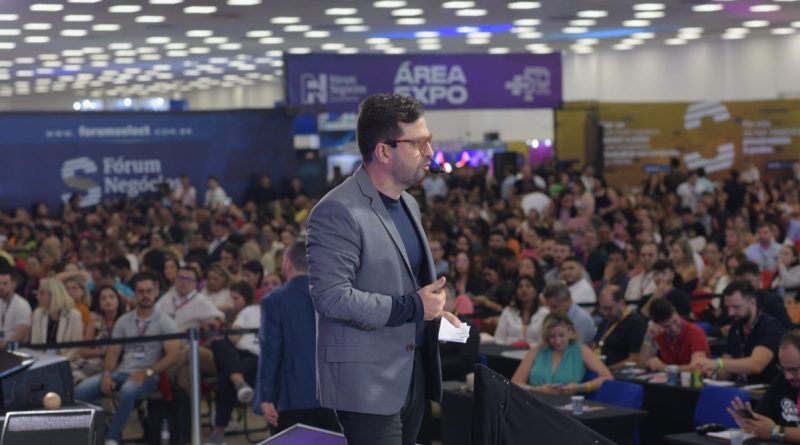 Jean Valério, CEO do Fórum Negócios, autografa na 27ª Bienal