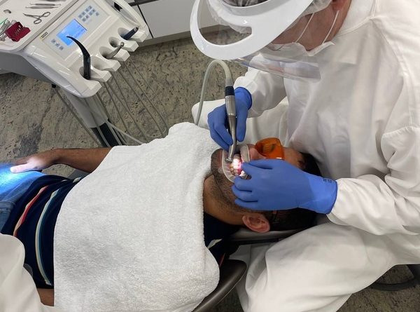 Facetas e coroas de porcelana revitalizam a estética dental