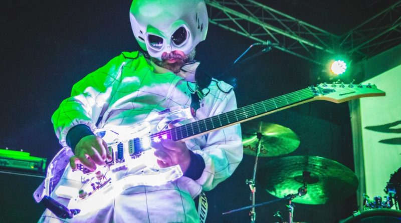 Guitarrista Beto Lefevre estreia espetáculo Alien Guitar