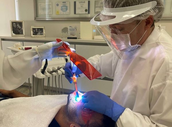 Implantes dentários para idosos: cresce foco em bem-estar