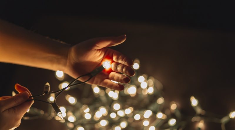 Instalar iluminação de Natal em casa requer segurança